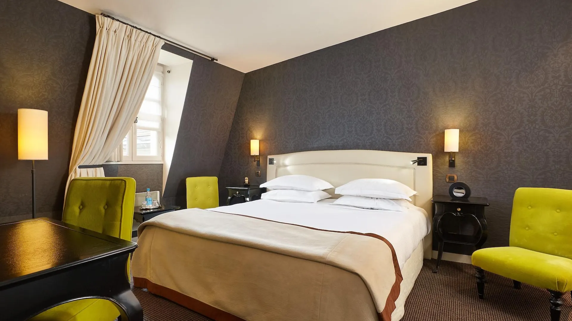 Hotel Le Pavillon De La Reine & Spa, Place Des Vosges Paris